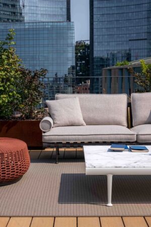 Souvenir d’Italie | Table basse design haut de gamme Poltrona Frau, marbre Arabescato naturel, aluminium laqué Gesso et Basalto, disponible chez D-Style Interior