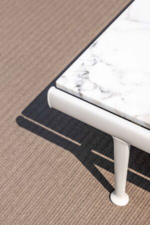 Souvenir d’Italie | Table basse design haut de gamme Poltrona Frau, marbre Arabescato naturel, aluminium laqué Gesso et Basalto, disponible chez D-Style Interior