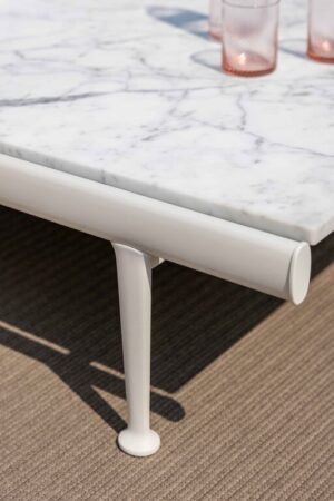 Souvenir d’Italie | Table basse design haut de gamme Poltrona Frau, marbre Arabescato naturel, aluminium laqué Gesso et Basalto, disponible chez D-Style Interior