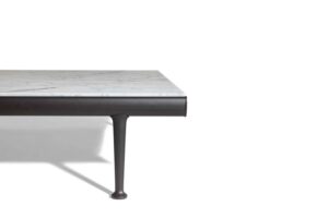 Souvenir d’Italie | Table basse design haut de gamme Poltrona Frau, marbre Arabescato naturel, aluminium laqué Gesso et Basalto, disponible chez D-Style Interior