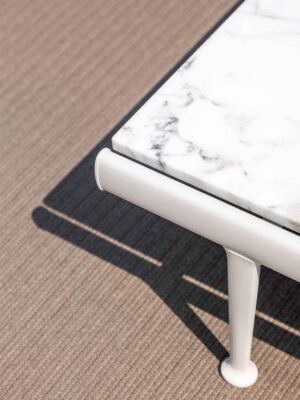 Souvenir d’Italie | Table basse design haut de gamme Poltrona Frau 120x120 cm, marbre Arabescato naturel, aluminium laqué Gesso et Basalto, disponible chez D-Style Interior