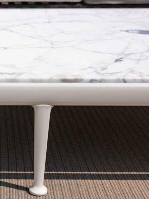 Souvenir d’Italie | Table basse design haut de gamme Poltrona Frau 120x120 cm, marbre Arabescato naturel, aluminium laqué Gesso et Basalto, disponible chez D-Style Interior