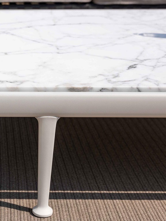 Souvenir d’Italie | Table basse design haut de gamme Poltrona Frau 120x120 cm, marbre Arabescato naturel, aluminium laqué Gesso et Basalto, disponible chez D-Style Interior
