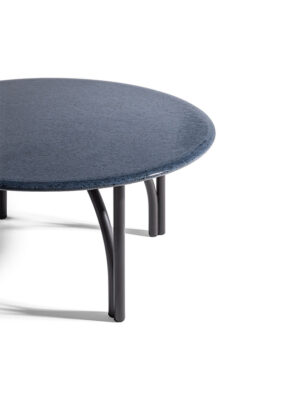 Mirabell | Table basse design haut de gamme Poltrona Frau, aluminium gaufré et pierre de lave émaillée, disponible chez D-Style Interior