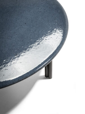 Mirabell | Table basse design haut de gamme Poltrona Frau, aluminium gaufré et pierre de lave émaillée, disponible chez D-Style Interior