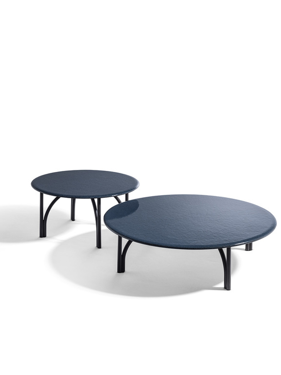 Mirabell | Table basse design haut de gamme Poltrona Frau, aluminium gaufré et pierre de lave émaillée, disponible chez D-Style Interior