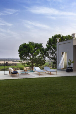 The Secret Garden | Table basse design haut de gamme Poltrona Frau, teck massif naturel et plateau en grès émaillé, disponible chez D-Style Interior
