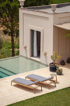 The Secret Garden | Table basse design haut de gamme Poltrona Frau, teck massif naturel et plateau en grès émaillé, disponible chez D-Style Interior