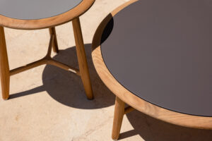 The Secret Garden | Table basse design haut de gamme Poltrona Frau, teck massif naturel et plateau en grès émaillé, disponible chez D-Style Interior