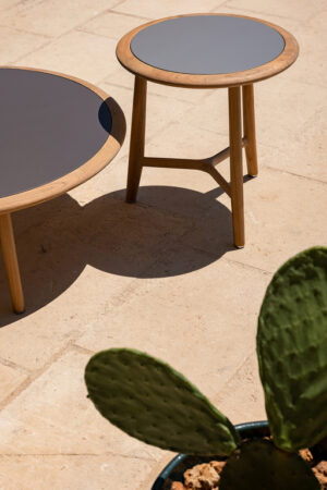 The Secret Garden | Table basse design haut de gamme Poltrona Frau, teck massif naturel et plateau en grès émaillé, disponible chez D-Style Interior