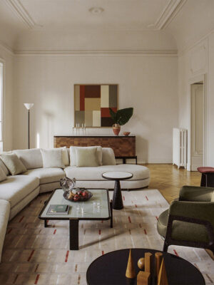 DUO | Table basse design haut de gamme Poltrona Frau, frêne massif sculpté à la main et plateau en marbre ou verre laqué, disponible chez D-Style Interior
