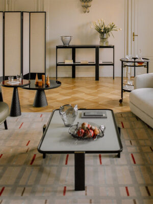DUO | Table basse design haut de gamme Poltrona Frau, structure en frêne massif sculpté et plateau en marbre, verre ou frêne plaqué, disponible chez D-Style Interior