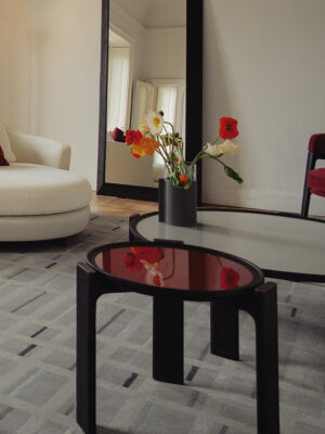 DUO | Table basse design haut de gamme Poltrona Frau, structure en frêne massif sculpté et plateau en marbre, verre ou frêne plaqué, disponible chez D-Style Interior