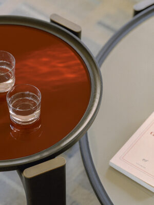 DUO | Table basse design haut de gamme Poltrona Frau, structure en frêne massif sculpté et plateau en marbre, verre ou frêne plaqué, disponible chez D-Style Interior