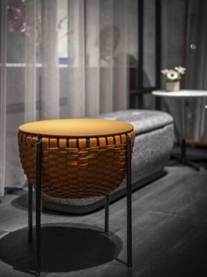 Cestlavie | Petite table de rangement design haut de gamme Poltrona Frau, cuir Pelle Frau® avec couvercle rabattable, structure en acier canon de fusil ou bruni, disponible chez D-Style Interior