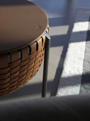 Cestlavie | Petite table de rangement design haut de gamme Poltrona Frau, cuir Pelle Frau® avec couvercle rabattable, structure en acier canon de fusil ou bruni, disponible chez D-Style Interior