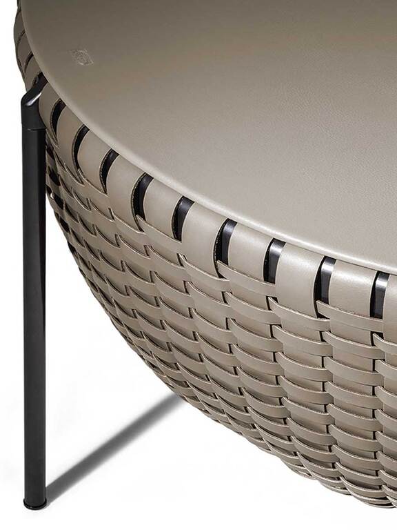 Cestlavie | Petite table de rangement design haut de gamme Poltrona Frau, cuir Pelle Frau® avec couvercle rabattable, structure en acier canon de fusil ou bruni, disponible chez D-Style Interior