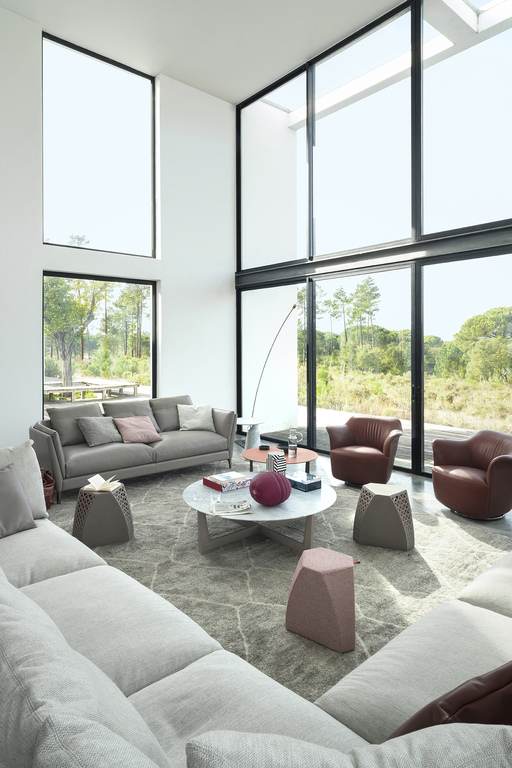 Hudson | Table basse design haut de gamme Poltrona Frau, structure tubulaire métal canon de fusil, plateau en tôle et bouleau noir, revêtement cuir Cuoio Saddle Extra, double fonctionnalité table-pouf, disponible chez D-Style Interior