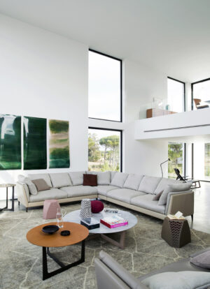 Hudson | Table basse design haut de gamme Poltrona Frau, structure tubulaire métal canon de fusil, plateau en tôle et bouleau noir, revêtement cuir Cuoio Saddle Extra, double fonctionnalité table-pouf, disponible chez D-Style Interior