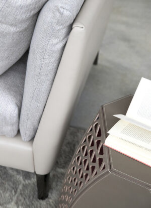 Hudson | Table basse design haut de gamme Poltrona Frau, structure tubulaire métal canon de fusil, plateau en tôle et bouleau noir, revêtement cuir Cuoio Saddle Extra, double fonctionnalité table-pouf, disponible chez D-Style Interior
