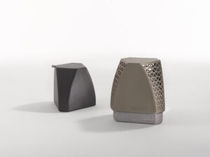 Hudson | Table basse design haut de gamme Poltrona Frau, structure tubulaire métal canon de fusil, plateau en tôle et bouleau noir, revêtement cuir Cuoio Saddle Extra, double fonctionnalité table-pouf, disponible chez D-Style Interior