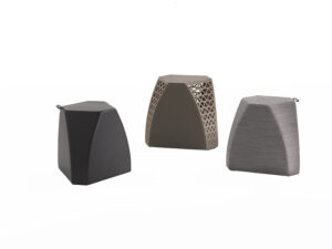 Hudson | Table basse design haut de gamme Poltrona Frau, structure tubulaire métal canon de fusil, plateau en tôle et bouleau noir, revêtement cuir Cuoio Saddle Extra, double fonctionnalité table-pouf, disponible chez D-Style Interior