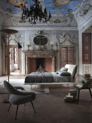 Fiorile | Table basse design haut de gamme triangulaire Poltrona Frau, piètement frêne moka ou wengé, plateau bois ou marbre Calacatta, formes modulables, disponible chez D-Style Interior