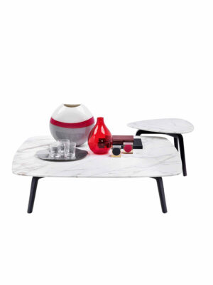 Fiorile | Table basse design haut de gamme triangulaire Poltrona Frau, piètement frêne moka ou wengé, plateau bois ou marbre Calacatta, formes modulables, disponible chez D-Style Interior