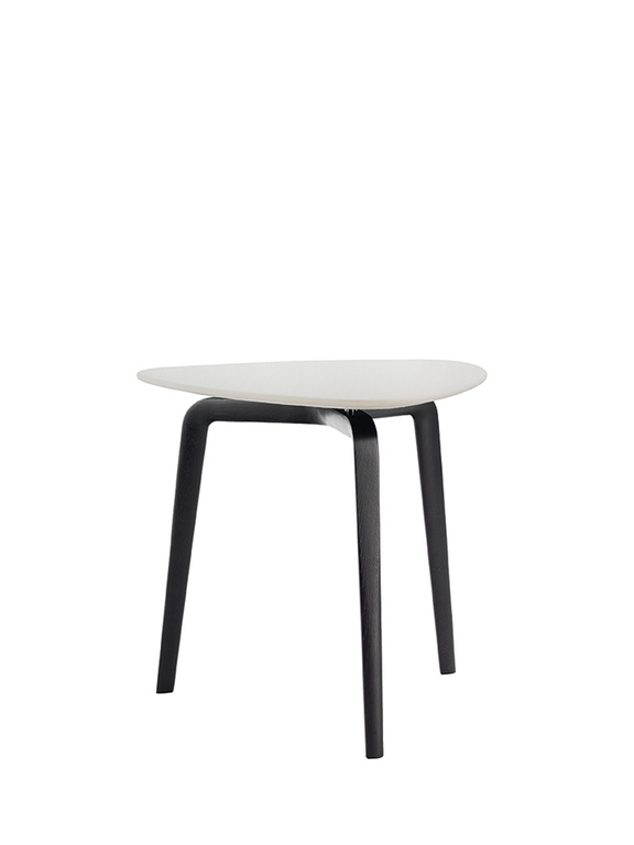 Fiorile | Table basse design haut de gamme triangulaire Poltrona Frau, piètement frêne moka ou wengé, plateau bois ou marbre Calacatta, formes modulables, disponible chez D-Style Interior