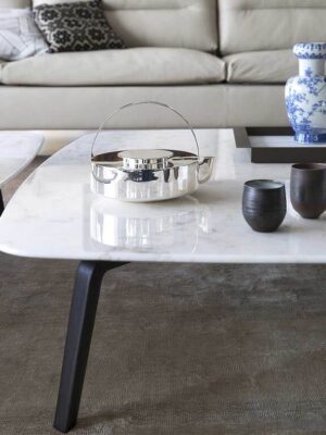 Fiorile | Table basse design haut de gamme Poltrona Frau, piètement en frêne massif moka ou wengé, plateau bois ou marbre Calacatta, formes modulables, disponible chez D-Style Interior