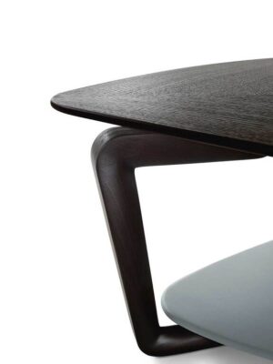 Fiorile | Table basse design haut de gamme Poltrona Frau avec double surface, piètement en frêne massif moka ou wengé, plateau supérieur bois ou marbre, plateau inférieur cuir Pelle Frau®, disponible chez D-Style Interior