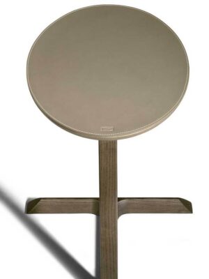 Fidelio | Table basse design haut de gamme Poltrona Frau elliptique, piètement en frêne massif moka ou wengé, plateau cuir Saddle Extra et Pelle Frau®, détails laiton, disponible chez D-Style Interior