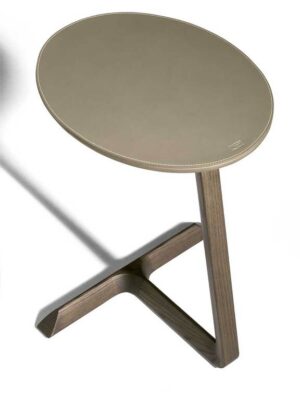 Fidelio | Table basse design haut de gamme Poltrona Frau elliptique, piètement en frêne massif moka ou wengé, plateau cuir Saddle Extra et Pelle Frau®, détails laiton, disponible chez D-Style Interior