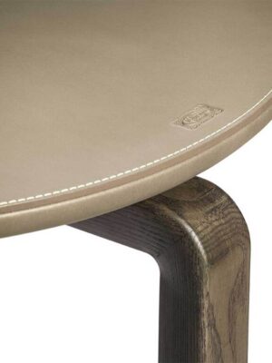 Fidelio | Table basse design haut de gamme Poltrona Frau elliptique, piètement en frêne massif moka ou wengé, plateau cuir Saddle Extra et Pelle Frau®, détails laiton, disponible chez D-Style Interior