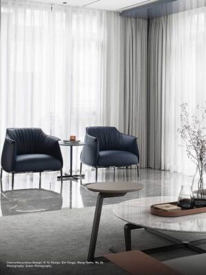 Fidelio | Table basse design haut de gamme Poltrona Frau elliptique, piètement en frêne massif moka ou wengé, plateau cuir Saddle Extra et Pelle Frau®, détails laiton, disponible chez D-Style Interior