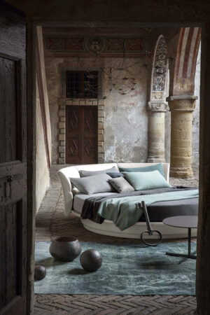 Lullaby Due lit + draps design haut de gamme par Poltrona Frau en cuir Pelle Frau® avec tête de lit pivotante, design haut de gamme italien chez D-Style Interior