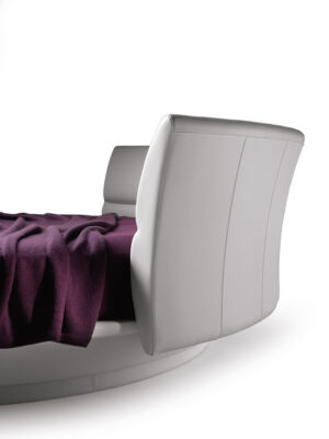 Lullaby Due lit + draps design haut de gamme par Poltrona Frau en cuir Pelle Frau® avec tête de lit pivotante, design haut de gamme italien chez D-Style Interior