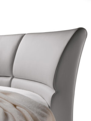 Lullaby Due lit + draps design haut de gamme par Poltrona Frau en cuir Pelle Frau® avec tête de lit pivotante, design haut de gamme italien chez D-Style Interior
