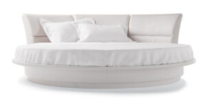 Lullaby Due lit + draps design haut de gamme par Poltrona Frau en cuir Pelle Frau® avec tête de lit pivotante, design haut de gamme italien chez D-Style Interior