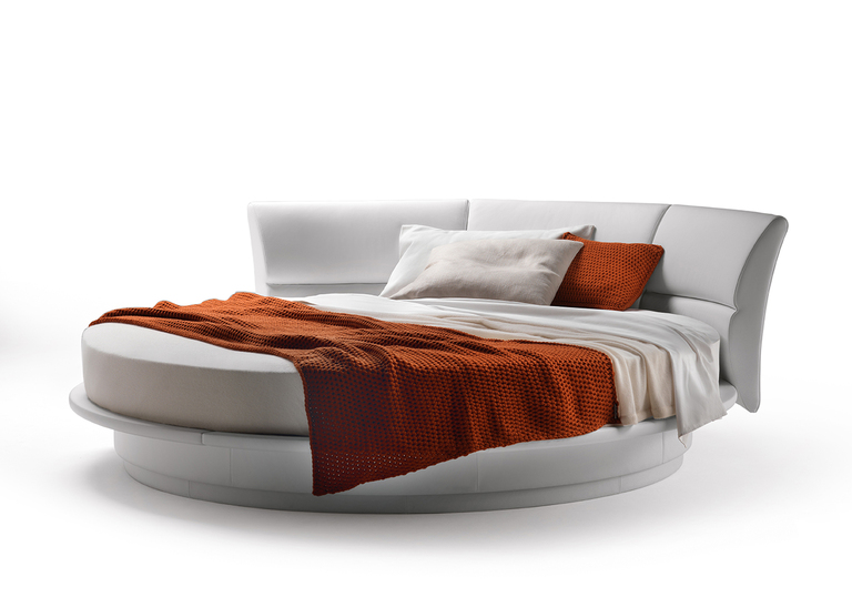 Lullaby Due lit + draps design haut de gamme par Poltrona Frau en cuir Pelle Frau® avec tête de lit pivotante, design haut de gamme italien chez D-Style Interior