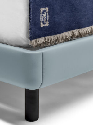 Ferdinandea Lit + Boiserie design haut de gamme par Poltrona Frau en cuir Pelle Frau® avec tête de lit matelassée et boiserie coordonnée, design italien chez D-Style Interior.