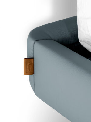 Ferdinandea Lit + Boiserie design haut de gamme par Poltrona Frau en cuir Pelle Frau® avec tête de lit matelassée et boiserie coordonnée, design italien chez D-Style Interior.