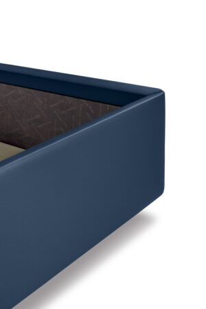 Ferdinandea Lit avec coffr + Boiserie de Poltrona Frau, en cuir Pelle Frau® Confort, élégance et design haut de gamme italien. Disponible chez D-Style Interior.