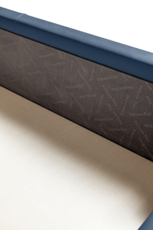 Ferdinandea Lit avec coffr + Boiserie de Poltrona Frau, en cuir Pelle Frau® Confort, élégance et design haut de gamme italien. Disponible chez D-Style Interior.