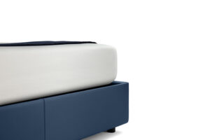 Ferdinandea Lit avec coffr + Boiserie de Poltrona Frau, en cuir Pelle Frau® Confort, élégance et design haut de gamme italien. Disponible chez D-Style Interior.