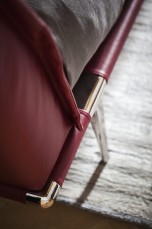 Mr Moonlight Lit design haut de gamme par Poltrona Frau avec tête de lit rembourrée en cuir Pelle Frau® et base aluminium, design haut de gamme italien chez D-Style Interior