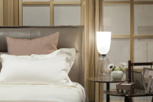 Mr Moonlight Lit design haut de gamme par Poltrona Frau avec tête de lit rembourrée en cuir Pelle Frau® et base aluminium, design haut de gamme italien chez D-Style Interior