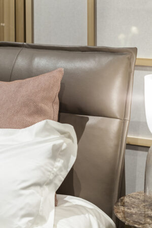 Mr Moonlight Lit design haut de gamme par Poltrona Frau avec tête de lit rembourrée en cuir Pelle Frau® et base aluminium, design haut de gamme italien chez D-Style Interior