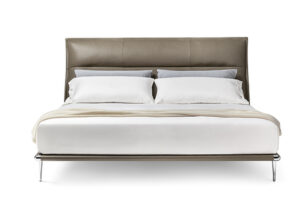 Mr Moonlight Lit design haut de gamme par Poltrona Frau avec tête de lit rembourrée en cuir Pelle Frau® et base aluminium, design haut de gamme italien chez D-Style Interior