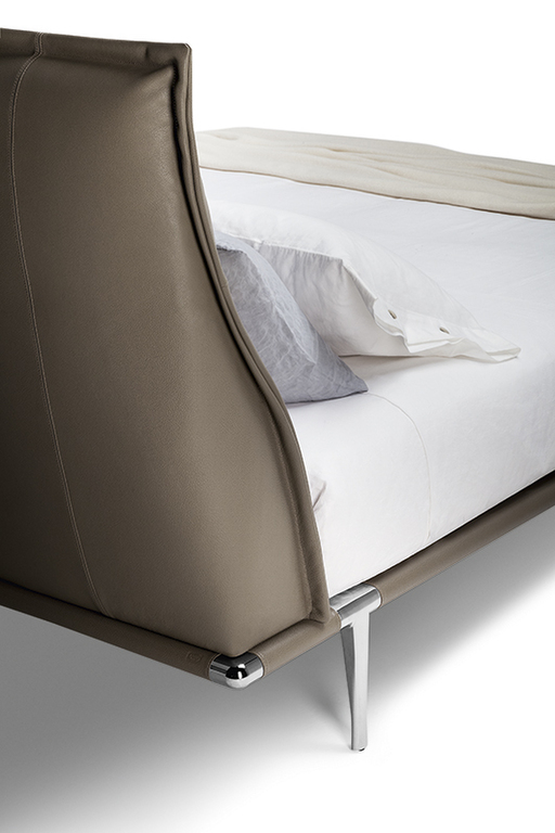 Mr Moonlight Lit design haut de gamme par Poltrona Frau avec tête de lit rembourrée en cuir Pelle Frau® et base aluminium, design haut de gamme italien chez D-Style Interior